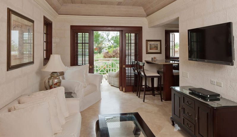 ONE BEDROOM OCEAN VIEW SUITE LIVING ROOM